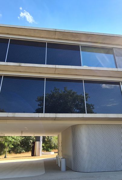 Ein Gebäude mit großen Fenstern und einer Unterführung