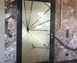 Sichtschutz & Design auf einer Tür zusehen