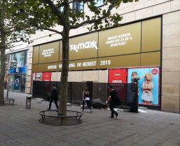 Ein großes Gebäude mit einer auffälligen Werbetechnik an der Fassade