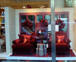 Schaufenster mit UV-Schutzfolie zeigt moderne Möbel in Rot und Weiß, ansprechend präsentiert