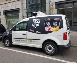 Ein Lieferwagen mit Fahrzeugbeschriftung